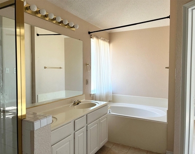 807 Aylesbury Drive - Photo Thumbnail 10