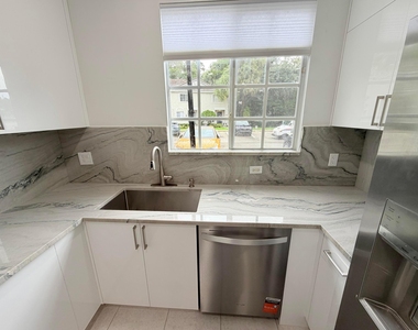 5738 Nw 48th Avenue - Photo Thumbnail 7