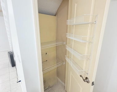 5738 Nw 48th Avenue - Photo Thumbnail 9