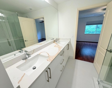 5738 Nw 48th Avenue - Photo Thumbnail 13
