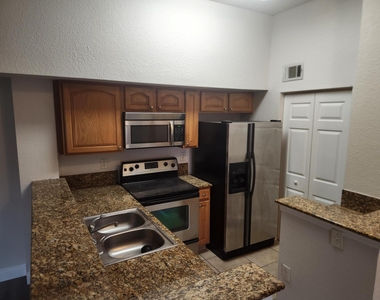 241 Sw Palm Drive - Photo Thumbnail 2