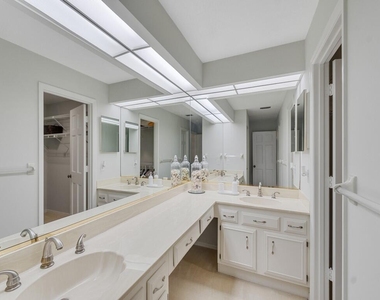 101 E Park Shores Circle - Photo Thumbnail 17