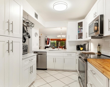 10110 Cedar Point Boulevard - Photo Thumbnail 8