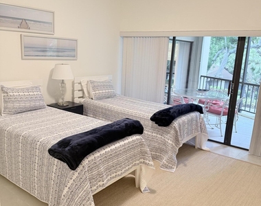 1640 Twelve Oaks Way - Photo Thumbnail 15