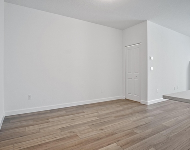 381 Se Crossoak Lane - Photo Thumbnail 7