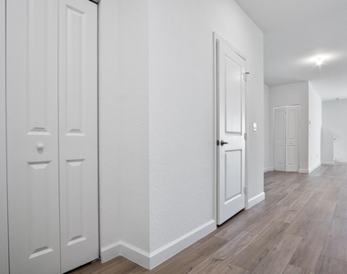 381 Se Crossoak Lane - Photo Thumbnail 8