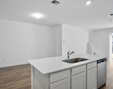 381 Se Crossoak Lane - Photo Thumbnail 11