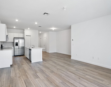 381 Se Crossoak Lane - Photo Thumbnail 13