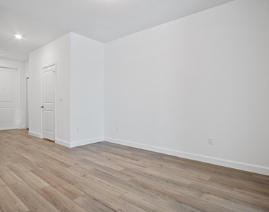 381 Se Crossoak Lane - Photo Thumbnail 5