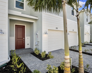381 Se Crossoak Lane - Photo Thumbnail 1