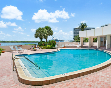 132 Lakeshore Drive - Photo Thumbnail 23