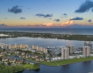 132 Lakeshore Drive - Photo Thumbnail 27