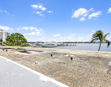 132 Lakeshore Drive - Photo Thumbnail 18