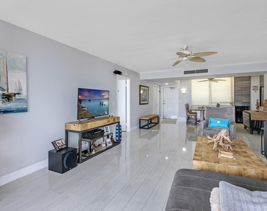 132 Lakeshore Drive - Photo Thumbnail 7