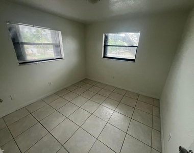 421 Nw 7th Terrace - Photo Thumbnail 2