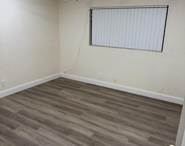 4720 Nw 9th Court - Photo Thumbnail 7