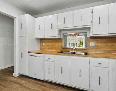 414 Se 10th Street - Photo Thumbnail 3