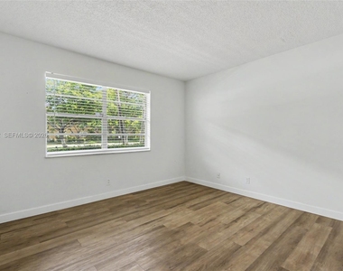 414 Se 10th Street - Photo Thumbnail 6
