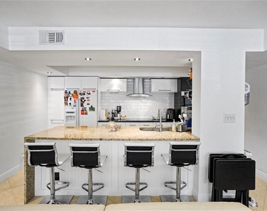 2900 Ne 30th Street - Photo Thumbnail 3