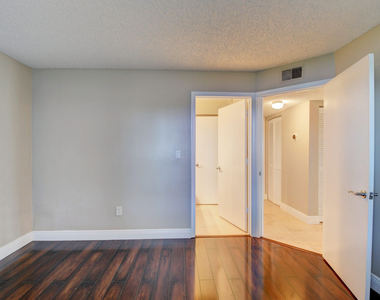 1365 Crystal Way - Photo Thumbnail 21
