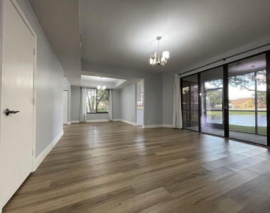 7525 Nw 61st Terrace - Photo Thumbnail 9