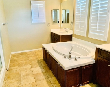 3943 E Spring Hill Court - Photo Thumbnail 7