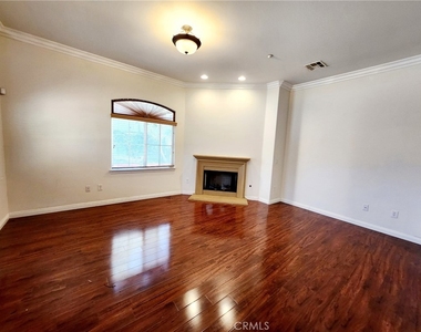 1016 W Huntington Drive - Photo Thumbnail 5