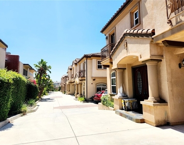 1016 W Huntington Drive - Photo Thumbnail 3