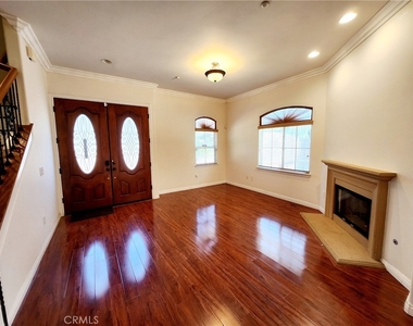 1016 W Huntington Drive - Photo Thumbnail 4