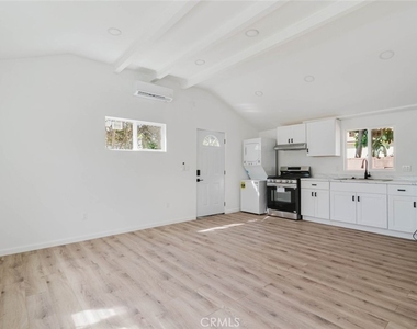 19427 Hart Street - Photo Thumbnail 2