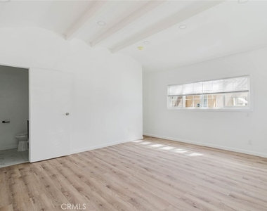 19427 Hart Street - Photo Thumbnail 4