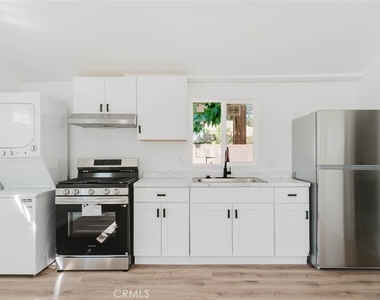 19427 Hart Street - Photo Thumbnail 3