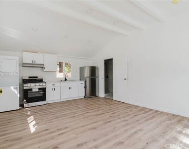 19427 Hart Street - Photo Thumbnail 1