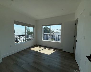 21715 Hart Street - Photo Thumbnail 11