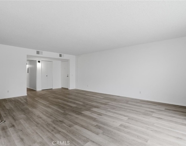 5400 Lindley Avenue - Photo Thumbnail 6