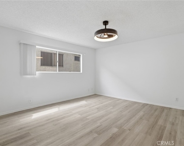 5400 Lindley Avenue - Photo Thumbnail 16