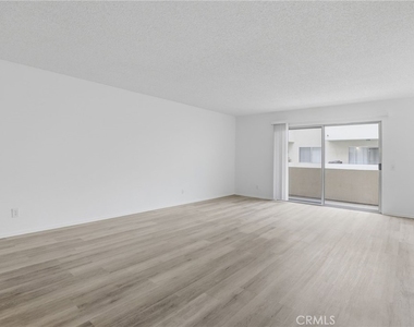 5400 Lindley Avenue - Photo Thumbnail 4