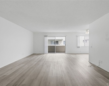 5400 Lindley Avenue - Photo Thumbnail 13