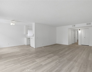 5400 Lindley Avenue - Photo Thumbnail 5