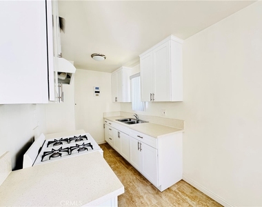 10850 Landale St - Photo Thumbnail 3