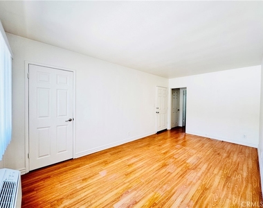 10850 Landale St - Photo Thumbnail 2