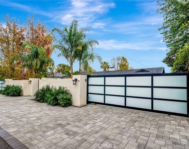 22914 Calvert Street - Photo Thumbnail 5