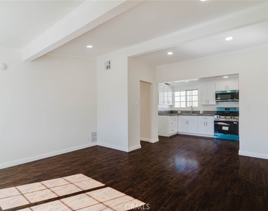 7945 Woodman Avenue - Photo Thumbnail 4