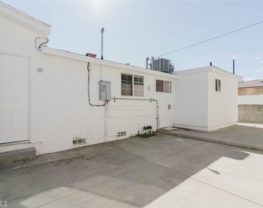 7945 Woodman Avenue - Photo Thumbnail 20