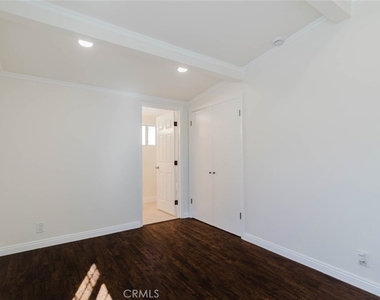7945 Woodman Avenue - Photo Thumbnail 15