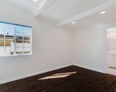 7945 Woodman Avenue - Photo Thumbnail 13