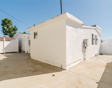 7945 Woodman Avenue - Photo Thumbnail 22