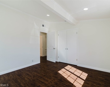 7945 Woodman Avenue - Photo Thumbnail 12