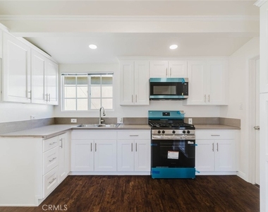 7945 Woodman Avenue - Photo Thumbnail 9