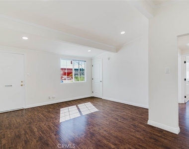 7945 Woodman Avenue - Photo Thumbnail 6